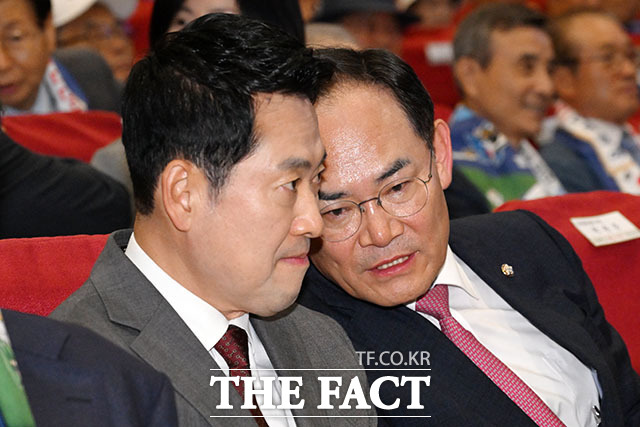 장동혁 국민의힘 대표와 임종득 국민의힘 의원이 대화를 나누고 있다.