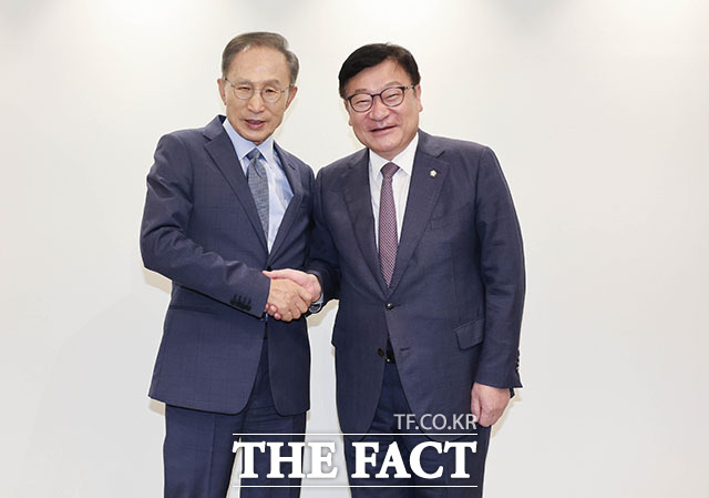 이명박 전 대통령을 예방한 정점식 국민의힘 원내대표(왼쪽)가 이 전 대통령과 대화하고 있다. /국회사진기자단