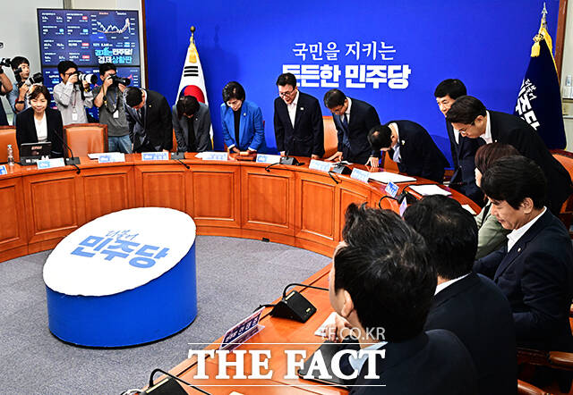 김민석 더불어민주당 대표가 31일 오전 서울 여의도 국회에서 열린 최고위원회의에 참석해 모두발언을 하고 있다. /국회=배정한 기자