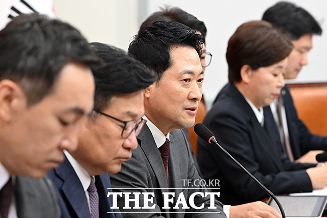 김승원 법무부 장관 후보자의 SNS 게시글을 들어보이며 발언하는 장동혁 국민의힘 대표.