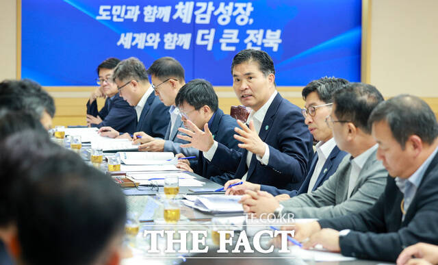 31일 전북도청 도지사 회의실에서 열린 간부회의에서 이원택 전북도지사가 발언하고 있다. /전북도