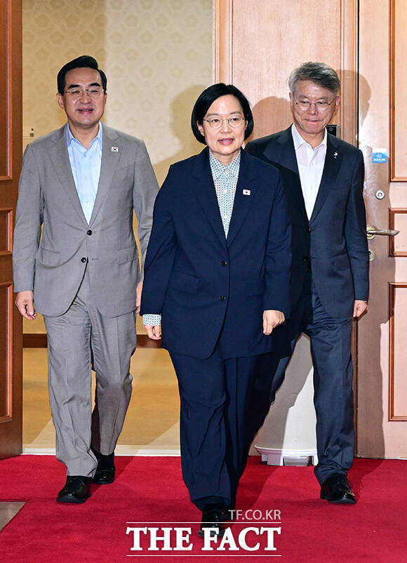 한성숙 국무총리(오른쪽)가 31일 오후 서울 종로구 정부서울청사에서 열린 제1차 전남광주통합특별시 지원위원회 회의에 참석해 모두발언을 하고 있다. /임영무 기자