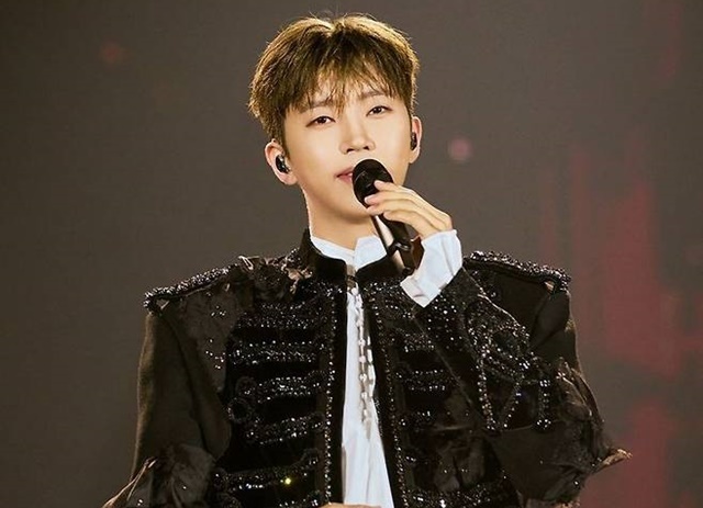 가수 임영웅이 데뷔 10주년을 맞아 특별한 음악 선물을 준비했다. 스페셜 디지털 앨범 'IM HERO 10'​의 트랙리스트를 공개한 데 이어, 대형 스타디움 콘서트와 시상식 참석까지 이어지는 하반기 행보에 팬들의 관심이 뜨겁다. /물고기뮤직
