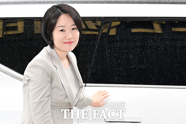 이소영 후보자가 하차 후 미소짓고 있다.