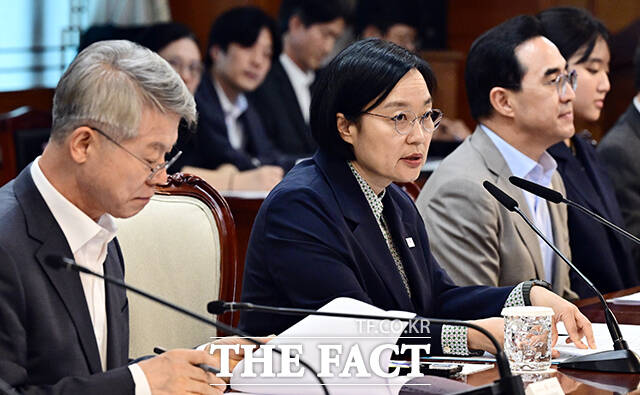 한성숙 국무총리(오른쪽)가 31일 오후 서울 종로구 정부서울청사에서 열린 제1차 전남광주통합특별시 지원위원회 회의에 참석해 모두발언을 하고 있다. /임영무 기자