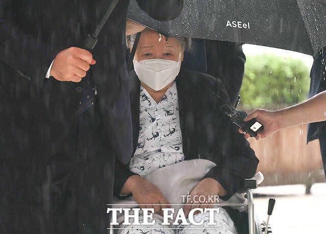 윤석열 정부와 '정교 유착' 의혹에 연루된 한학자 통일교 총재가 31일 서울 서초구 서울중앙지방법원에서 열린 1심 선고공판에 출석하고 있다. /남윤호 기자