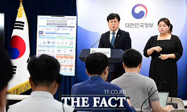 박인규 과학기술정보통신부 과학기술혁신본부장이 지난달 31일 오후 서울 종로구 정부서울청사에서 2027년 정부 R&D 예산 편성안과 관련해 브리핑하고 있다. /임영무 기자