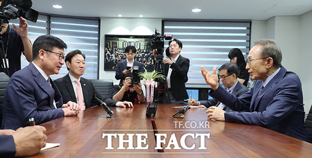 이명박 전 대통령을 예방한 정점식 국민의힘 원내대표(왼쪽)가 이 전 대통령과 대화하고 있다. /국회사진기자단