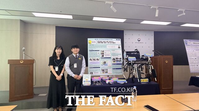 제47회 전국 학생과학발명품경진대회서 국무총리상을 수상한 대전지족중학교 전병아 지도교사와 황현성 학생이 수상작품 앞에서 기념 촬영을 하고 있다. /대전시교육청