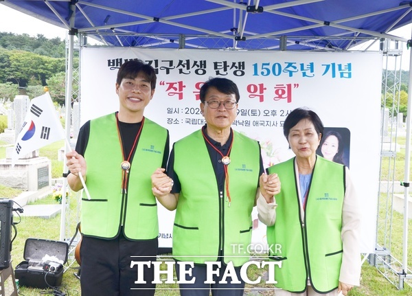 사단법인 호국보훈기념사업회가 29일 국립대전현충원 독립유공자 2묘역에 안장된 김구 선생의 어머니인 곽낙원 애국지사의 묘소에서 백범 김구 선생 탄신 150주년 기념행사​를 개최했다. 사진 왼쪽부터 설재영 대전 서구의회 부의장, 오석진 대전시교육감, 이나영 대전시의회 교육위원장. /선치영 기자