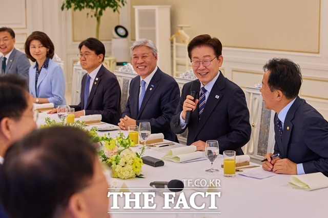 정치권에선 군소정당 현역 의원들이 적잖이 중용된 이번 인선에 대해 '범여권을 품겠다'는 이재명 대통령 의지가 강하게 반영된 결과라는 해석이 나온다. 사진은 이 대통령이 지난 4월 29일 청와대에서 가진 비교섭단체 및 무소속 국회의원 초청 오찬간담회에서 발언하고 있는 모습. /청와대
