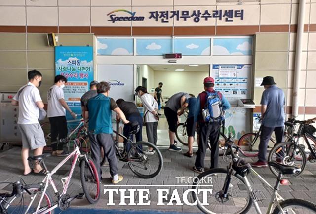 경륜경정총괄본부가 오는 9월 7일 수원지사에서 지역 주민을 위한 ‘찾아가는 자전거 무상수리센터’를 운영한다.사진은 지난 3월 광명스피돔의 자전거 무상수리센터 운영 장면./국민체육진흥공단