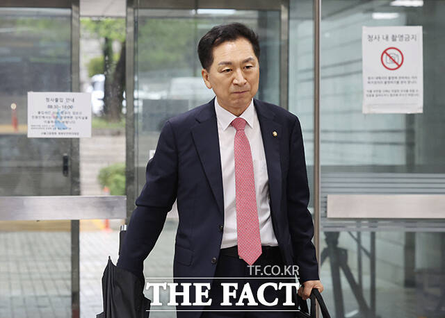 '부정 청탁 및 금품 등 수수의 금지에 관한 법률' 위반 혐의를 받는 김기현 국민의힘 의원이 31일 오전 서울 서초구 서울중앙지방법원에서 열린 4차 공판에 출석하고 있다. /김성렬 기자