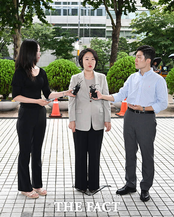 이소영 후보자가 하차 후 미소짓고 있다.