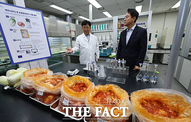 오세훈 서울시장(오른쪽)이 31일 오전 서울 서초구 보건환경연구원에서 박주성 보건환경연구원장에게 중국산 김치 관련 안전성 검사 현황에 대해 보고를 받고 있다. /박상민 기자