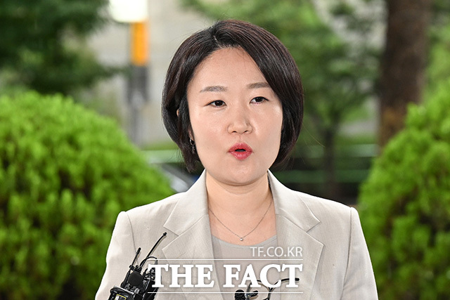 이소영 후보자가 하차 후 미소짓고 있다.
