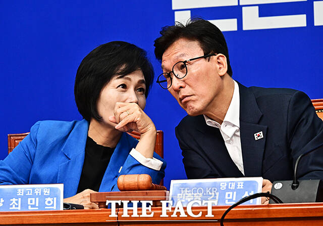 김민석 더불어민주당 대표가 31일 오전 서울 여의도 국회에서 열린 최고위원회의에 참석해 모두발언을 하고 있다. /국회=배정한 기자