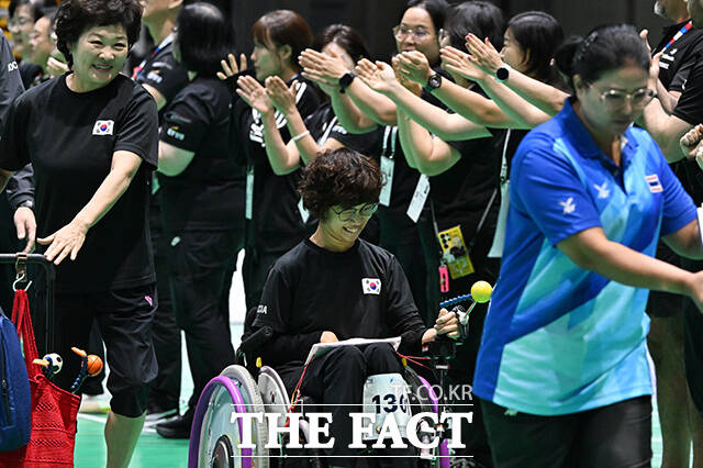 최예진 보치아 국가대표 선수가 31일 오후 서울 송파구 올림픽공원 KSPO돔에서 열린 '2026 서울 세계보치아선수권대회' BC3 여자 개인전 결승전에서 투구하고 있다. /김성렬 기자