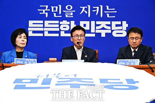 김민석 더불어민주당 대표가 31일 오전 서울 여의도 국회에서 열린 최고위원회의에 참석해 모두발언을 하고 있다. /국회=배정한 기자