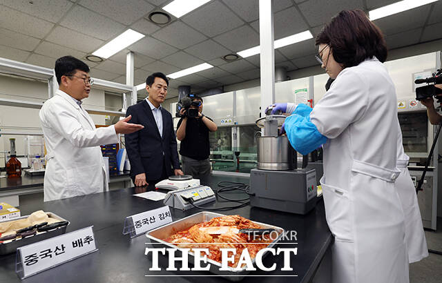 오세훈 서울시장(오른쪽)이 31일 오전 서울 서초구 보건환경연구원에서 박주성 보건환경연구원장에게 중국산 김치 관련 안전성 검사 현황에 대해 보고를 받고 있다. /박상민 기자