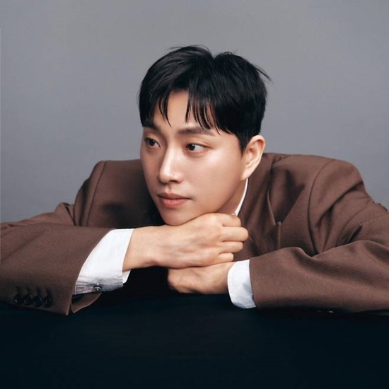 배우 고 이용주가 향년 44세로 갑작스럽게 세상을 떠났다. tvN 드라마 '푸른거탑' 동료 배우들의 추모가 이어지고 있습다. 김재우를 비롯해 백봉기, 정진욱, 김호창, 송영재, 윤진영 등 동료 배우들은 SNS를 통해 고인을 추억하며 애도의 뜻을 전했다. /tvN