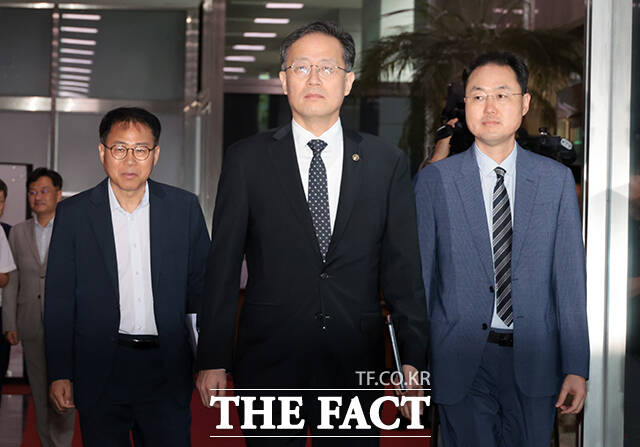 부총리 겸 재정경제부 장관에 지명된 이형일 재정경제부 1차관(가운데)이 31일 오전 서울 종로구 정부서울청사로 출근하고 있다. /임영무 기자