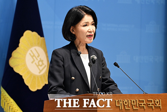 이진숙 국민의힘 의원이 31일 오후 서울 여의도 국회 소통관에서 기자회견을 열고 발언을 하고 있다. /국회=남용희 기자