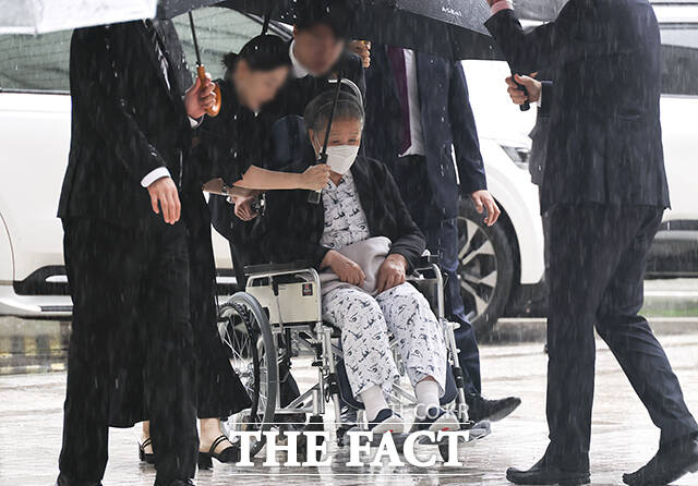 윤석열 정부와 '정교 유착' 의혹에 연루된 한학자 통일교 총재가 31일 서울 서초구 서울중앙지방법원에서 열린 1심 선고공판에 출석하고 있다. /남윤호 기자