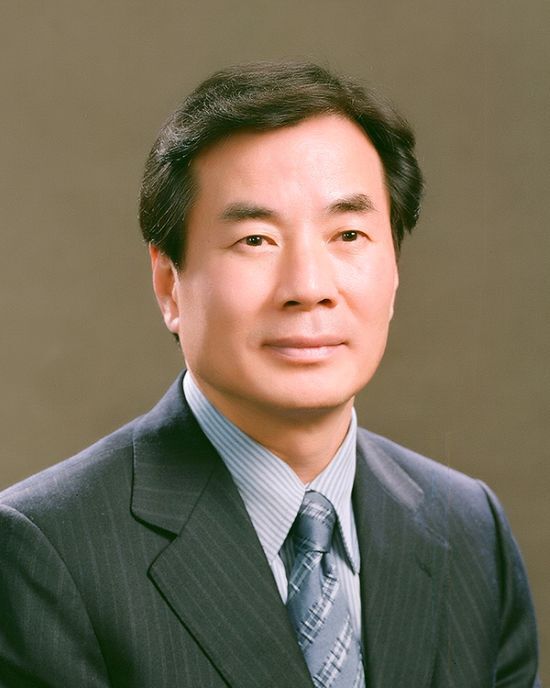 이장한(사진) 종근당그룹 회장이 사업회사 종근당 지분을 세 자녀에게 넘기면서 경영권 승계 윤곽이 명확해지고 있다는 평가가 나오고 있다. /종근당