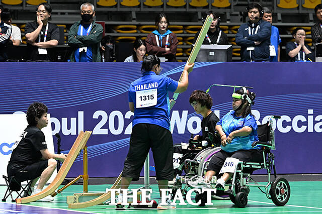 최예진 보치아 국가대표 선수가 31일 오후 서울 송파구 올림픽공원 KSPO돔에서 열린 '2026 서울 세계보치아선수권대회' BC3 여자 개인전 결승전에서 투구하고 있다. /김성렬 기자