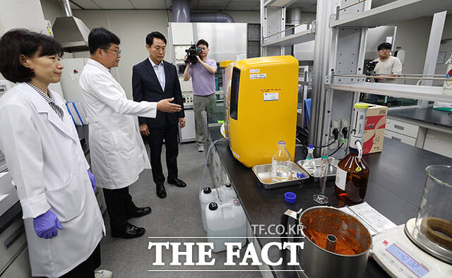 오세훈 서울시장(오른쪽)이 31일 오전 서울 서초구 보건환경연구원에서 박주성 보건환경연구원장에게 중국산 김치 관련 안전성 검사 현황에 대해 보고를 받고 있다. /박상민 기자
