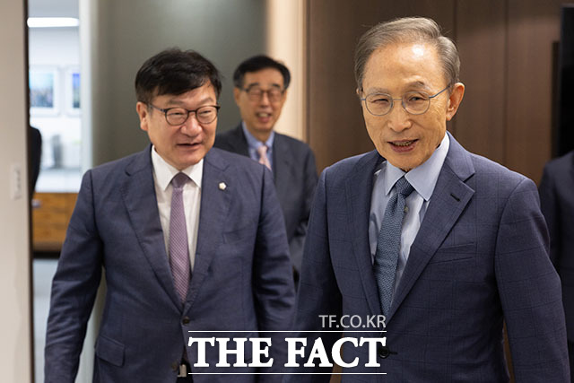 이명박 전 대통령과 국민의힘 정점식 원내대표가 31일 서울 서초구 영포빌딩에서 만나 사진 촬영을 위해 이동하고 있다. /국회사진기자단