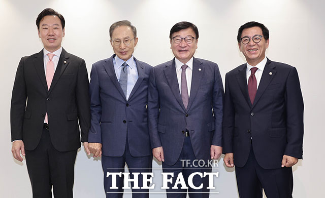 이명박 전 대통령을 예방한 정점식 국민의힘 원내대표(왼쪽)가 이 전 대통령과 대화하고 있다. /국회사진기자단