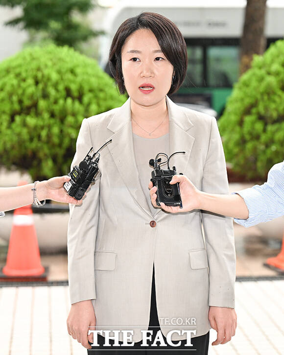 이소영 후보자가 하차 후 미소짓고 있다.