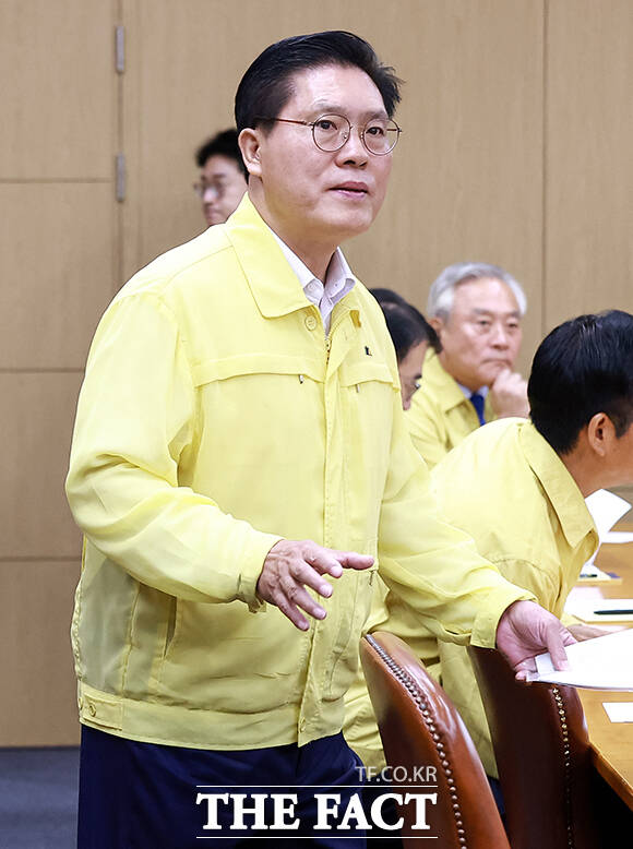 송석준 국회 외교통일위원장이 31일 오전 서울 종로구 외교부에서 열린 네팔 대홍수 관련 우리 국민 피해 및 대응 현황 보고에 참석해 모두발언을 하고 있다. /임영무 기자
