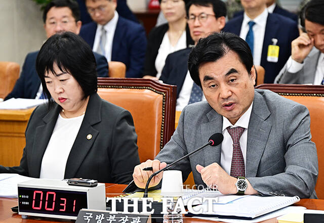안규백 국방부 장관(오른쪽)이 31일 오후 서울 여의도 국회에서 열린 국방위원회 전체회의에 출석해 질의에 답변을 하고 있다. /국회=배정한 기자