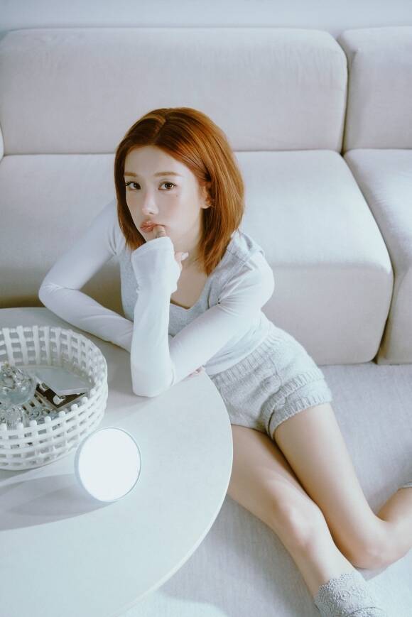 권은비는 '무대 위에서 행복을 전하는 가수'를 궁극의 목표로 밝혔다./RBW