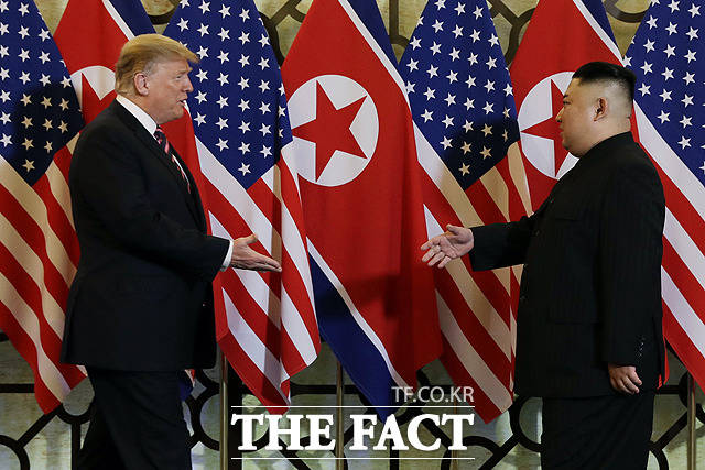 북한이 도널드 트럼프 미국 대통령(왼쪽)의 북미 대화 재개 움직임에도 대미정책에는 변화가 없다고 못 박았다. 사진은 2019년 트럼프 대통령과 김정은 북한 국무위원장이 베트남 하노이 메트로폴 호텔에서 만나 악수하는 모습. /베트남=AP.뉴시스.