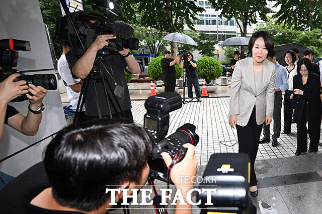 이소영 후보자가 하차 후 미소짓고 있다.
