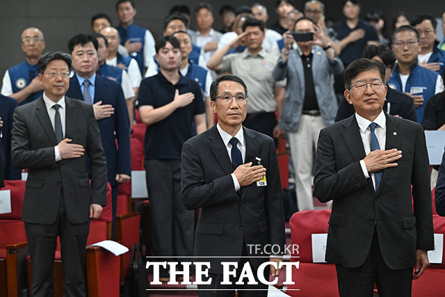 유재성 경찰청장 직무대행(가운데)을 비롯한 참석자들이 국기에 경례하고 있다.