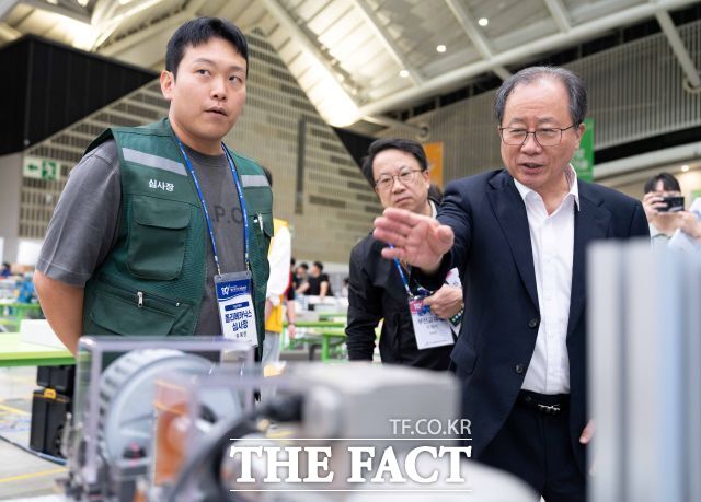 김석준 부산시교육감(사진 오른쪽)이 전국기능경기대회 현장을 둘러보고 있다. /부산시교육청