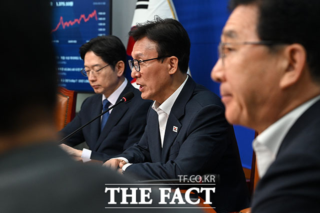 김민석 더불어민주당 대표(가운데)가 31일 오전 서울 여의도 국회에서 열린 공천혁신추진단·정당개혁추진단·개헌추진단 제1차 회의에 참석해 발언하고 있다. /국회=서예원 기자
