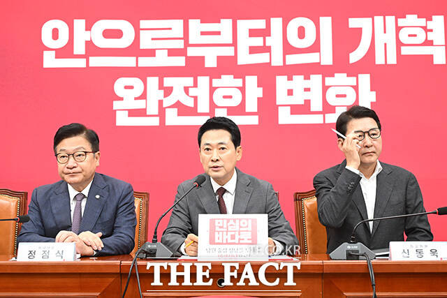 [더팩트ㅣ국회=남용희 기자] 장동혁 국민의힘 대표(가운데)가 31일 오전 서울 여의도 국회에서 열린 최고위원회의에서 모두발언을 하고 있다.