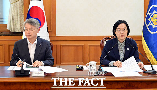 한성숙 국무총리(오른쪽)가 31일 오후 서울 종로구 정부서울청사에서 열린 제1차 전남광주통합특별시 지원위원회 회의에 참석해 모두발언을 하고 있다. /임영무 기자