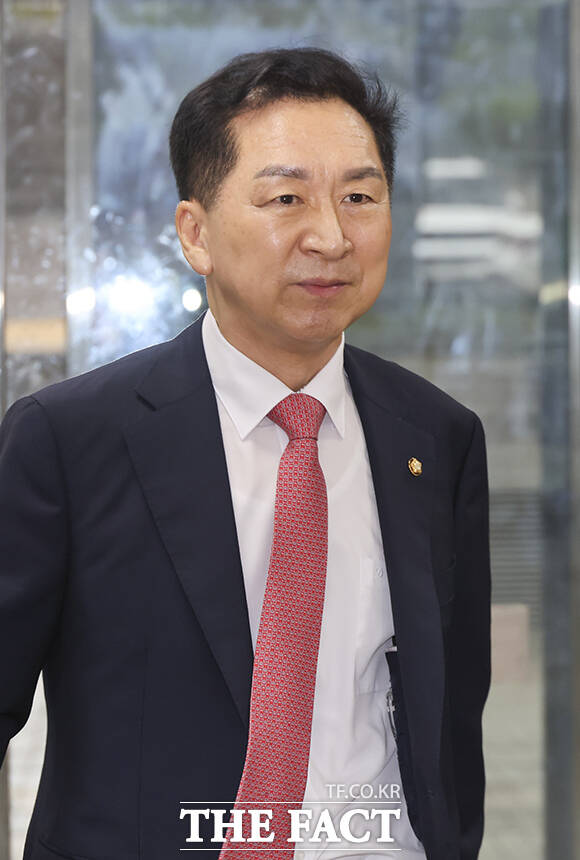 '부정 청탁 및 금품 등 수수의 금지에 관한 법률' 위반 혐의를 받는 김기현 국민의힘 의원이 31일 오전 서울 서초구 서울중앙지방법원에서 열린 4차 공판에 출석하고 있다. /김성렬 기자