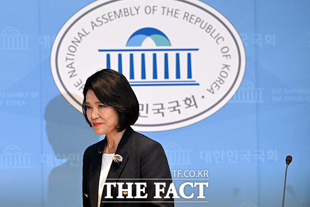 이진숙 국민의힘 의원이 31일 오후 서울 여의도 국회 소통관에서 기자회견을 열고 발언을 하고 있다. /국회=남용희 기자