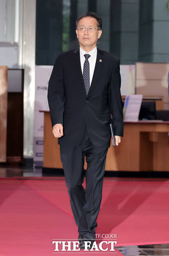 부총리 겸 재정경제부 장관에 지명된 이형일 재정경제부 1차관(가운데)이 31일 오전 서울 종로구 정부서울청사로 출근하고 있다. /임영무 기자
