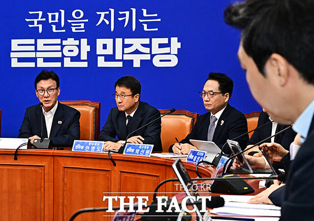 김민석 더불어민주당 대표가 31일 오전 서울 여의도 국회에서 열린 최고위원회의에 참석해 모두발언을 하고 있다. /국회=배정한 기자