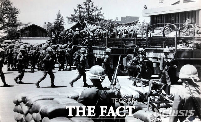 계엄군이 1980년 5월 27일 새벽 전남도청 시민군 진압 작전을 마치고 도청 앞에 집결하고 있다. /뉴시스