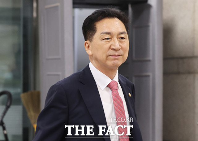 '부정 청탁 및 금품 등 수수의 금지에 관한 법률' 위반 혐의를 받는 김기현 국민의힘 의원이 31일 오전 서울 서초구 서울중앙지방법원에서 열린 4차 공판에 출석하고 있다. /김성렬 기자